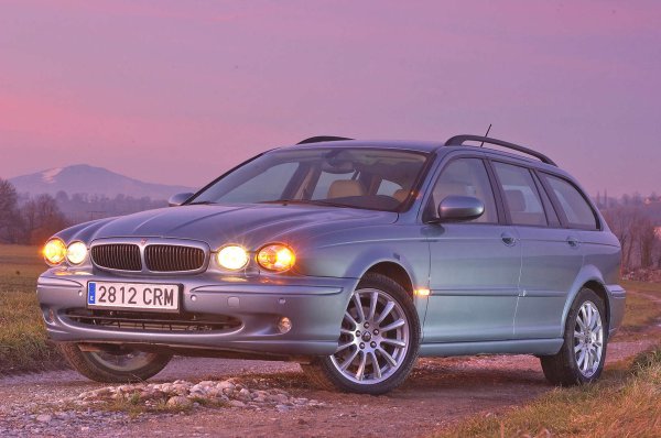 2001 X-Type беше първият компактен седан на Jaguar след Mark 2 и неговият най-продаван модел дълги години. Въпреки това над тази кола пада дебела сянка . По това време Jaguar беше част от Ford и поради това X-Type беше построен върху модифицирана версия на платформата, използвана за Ford Mondeo (Mk2).

Феновете на Jaguar не можаха да преодолеят този факт и връзката с американския масов автомобил несправедливо опетни този изискан, красиво балансиран автомобил.